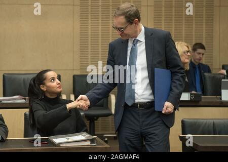 Berlin, Deutschland. 20 Dez, 2019. Sawsan Chebli (l, SPD), Bevollmächtigter des Landes Berlin beim Bund, und Michael Müller (SPD), Regierender Bürgermeister von Berlin, begrüßen einander, bevor eine Sitzung des Bundesrates. Quelle: Jörg Carstensen/dpa/Alamy leben Nachrichten Stockfoto