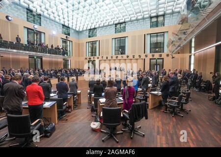 Berlin, Deutschland. 20 Dez, 2019. Aus Sicht des Bundesrates während einer Schweigeminute. Quelle: Jörg Carstensen/dpa/Alamy leben Nachrichten Stockfoto