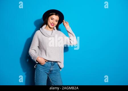 Foto der hübschen Dame coole Straße zur Partei tragen vintage Hut Strickpullover isoliert blauen Hintergrund gehen Stockfoto