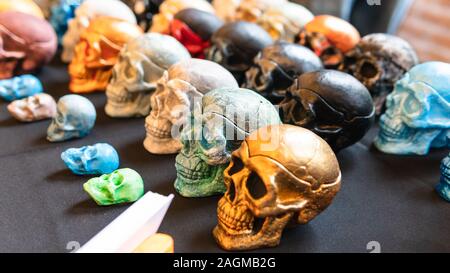 Eine Sammlung von bunten Keramik Schädel, close-up. Bemalte Schädel für Halloween und mexikanischen Tag der Toten Dekoration. Stockfoto