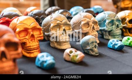 Eine Sammlung von bunten Keramik Schädel, close-up. Bemalte Schädel für Halloween und mexikanischen Tag der Toten Dekoration. Stockfoto