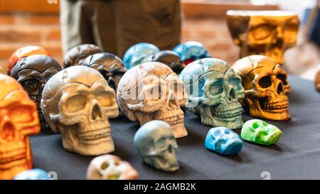 Eine Sammlung von bunten Keramik Schädel, close-up. Bemalte Schädel für Halloween und mexikanischen Tag der Toten Dekoration. Stockfoto