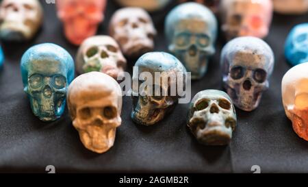 Eine Sammlung von bunten Keramik Schädel, close-up. Bemalte Schädel für Halloween und mexikanischen Tag der Toten Dekoration. Stockfoto