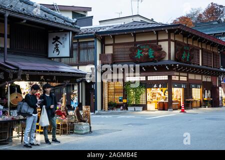 TAKAYAMA, Japan - 25. November 2019: Die engen Straßen der Sanmachi Suji Historic District sind gesäumt von Häusern aus Holz Händler dating zum Stockfoto