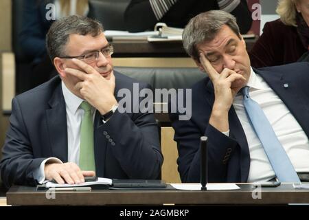 Berlin, Deutschland. 20 Dez, 2019. Florian Herrmann (l, CSU), Leiter der Bayerischen Staatskanzlei, und Markus Söder (CSU), Ministerpräsident von Bayern, sitzen nebeneinander im Bundesrat. Quelle: Jörg Carstensen/dpa/Alamy leben Nachrichten Stockfoto