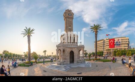 Izmir, Türkei - Konak Square street view mit alten Uhrturm (Saat Kulesi) bei Sonnenuntergang. Es wurde 1901 erbaut und akzeptiert, wie das offizielle Symbol Stockfoto