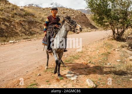 Naryn Region, Kirgisistan - Oktober 05, 2019: Kirgisischen ein Pferd reiten. Ein Mann reitet ein Pferd entlang der Kokemeren River. Stockfoto