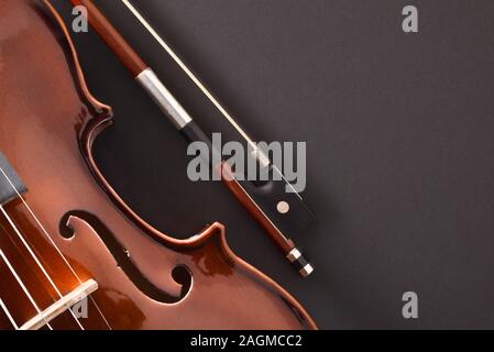 Violine Körper und Schleife auf Schwarz. Ansicht von oben. Horizontale Komposition. Stockfoto