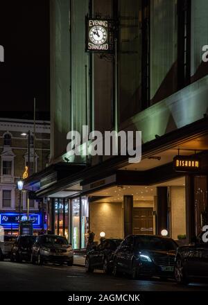 London, England, Großbritannien - 25 November 2019: Northcliffe House, Büros der Evening Standard, Daily Mail und unabhängige Zeitungen, leuchtet in der Nacht in Stockfoto