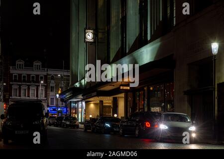 London, England, Großbritannien - 25 November 2019: Northcliffe House, Büros der Evening Standard, Daily Mail und unabhängige Zeitungen, leuchtet in der Nacht in Stockfoto