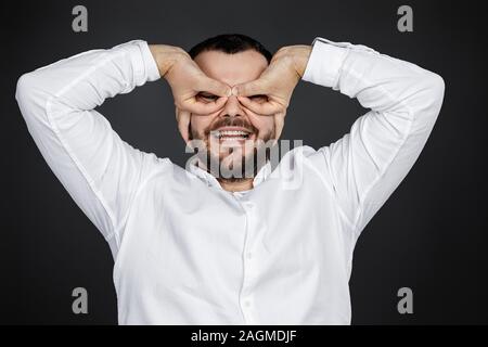 Portrait von lustigen bärtiger Mann um Narren auf schwarzem Hintergrund. Stockfoto