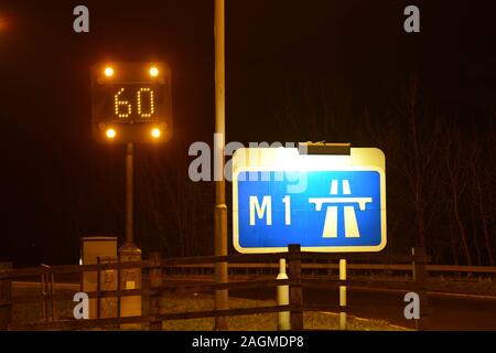 Blinkendes Warnsignal für 60 mph Geschwindigkeitsbegrenzung wegen Bauarbeiten auf der Autobahn M1 Leeds vereinigtes königreich Stockfoto