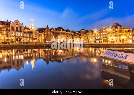 Haarlem Niederlande Skyline und Spaarne Fluss in der Dämmerung Stockfoto