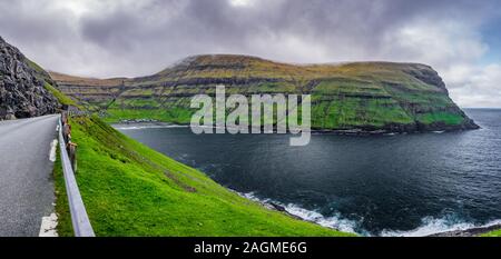 Super Panorama von Tjornuvik Dorf mit bunten Häusern von grünen Bergen in der Bucht umgeben Stockfoto