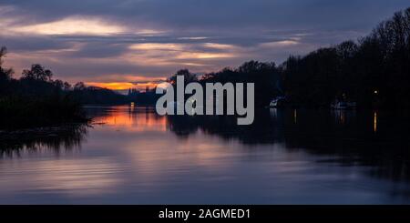 Rauch steigt aus Hausboote günstig auf der Themse bei Sonnenuntergang zwischen Richmond und Twickenham in West London. Stockfoto