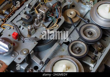 Reel tape recorder ohne obere Abdeckung. Reparatur alten Kassettenrekorder. Close-up der internen Inhalten. Selektive konzentrieren. Stockfoto