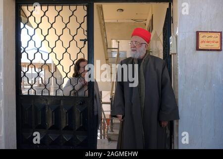 Der hohe Priester der Samariter, Abdallah Wasef und seine Frau in ihrem Haus in Kiryat luza Dorf in der Nähe der Stadt Nablus im Westjordanland Israel Stockfoto