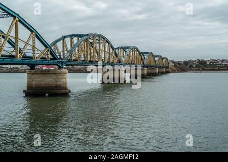 Eisenbahnbrücke über den Fluss in Portimao, Portugal Stockfoto