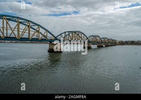 Eisenbahnbrücke über den Fluss in Portimao, Portugal Stockfoto