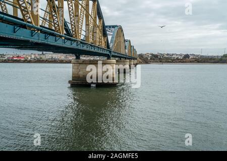 Eisenbahnbrücke über den Fluss in Portimao, Portugal Stockfoto