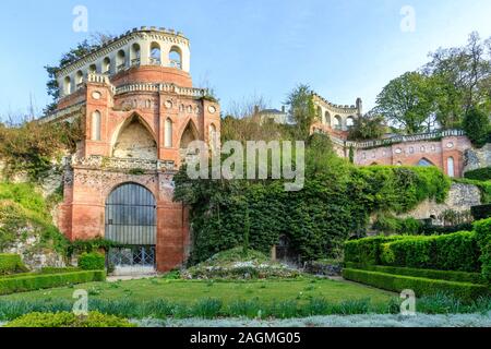 Frankreich, Maine-et-Loire, Loire Tal, Ponce sur le Loir, Chateau de Ponce Gärten, die Caroline Terrasse, neugotischen Stil // Frankreich, Sarthe (72), Vallée du Loir Stockfoto