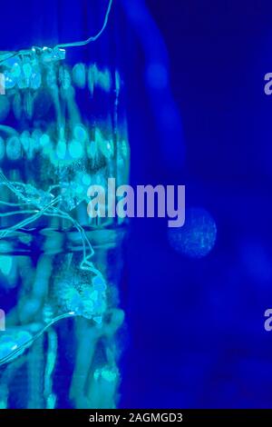 Magic Blue und Aqua menthe mintgrün Farbe. Grün Girlande in der Flasche, abstrakt. Stockfoto