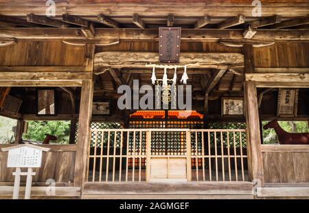 Omoto schrein Eingang mit dunklen Holz geschnitzt an Miyashima Island, Japan Stockfoto