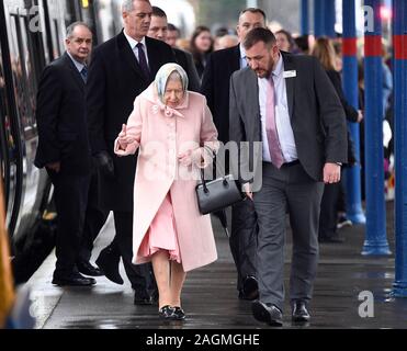 Bild © Lizenziert für Andrew Parsons/Parsons Medien. 20/12/2019. Kings Lynn, Großbritannien. Königin beginnt offiziell ihr Weihnachten Urlaub. Das Personal der Königin ankommen mit Königin Elizabeth II. am Bahnhof Kings Lynn, Norfolk, für den Beginn der offiziellen Weihnachten Urlaub auf dem Sandringham Estate in Norfolk. Bild von Andrew Parsons/Parsons Medien Stockfoto