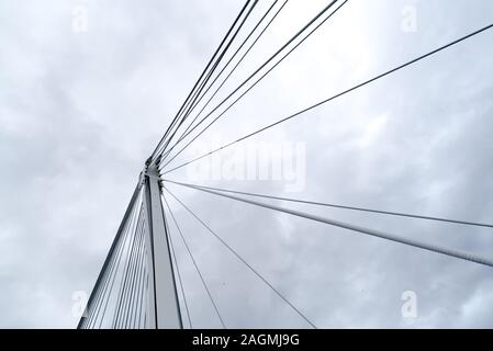 Nahaufnahme Detail der modernen Stahl Schrägseilbrücke unter Bedecktem Himmel Stockfoto