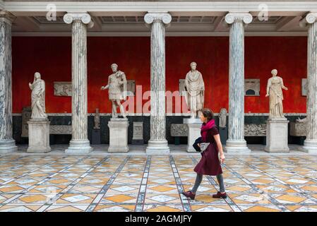 Glyptotek Kopenhagen, Ansicht von Statuen römischer Kaiser und ihrer Frauen, die die Kolonnade des Kampmann-Gebäudes im Inneren des Glyptotek, Kopenhagen säumen Stockfoto