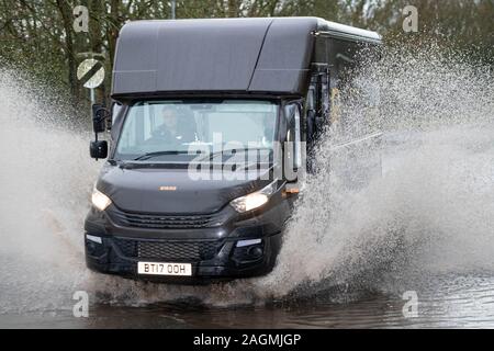 Brentwood Essex 20. Dez. 2019 UK Wetter: Örtlich begrenzte Überschwemmungen in Brentwood Essex UK verursacht Verkehrsprobleme Credit Ian DavidsonAlamy leben Nachrichten Stockfoto