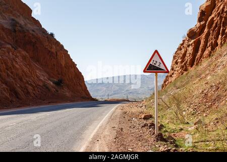 Downhill Road Sign mit prozentualer auf einem Berg Straße, Warnung Verkehrsschild Kirgisistan Stockfoto