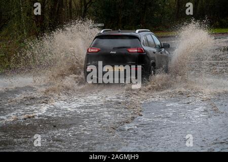 Brentwood Essex 20. Dez. 2019 UK Wetter: Örtlich begrenzte Überschwemmungen in Brentwood Essex UK verursacht Verkehrsprobleme Credit Ian DavidsonAlamy leben Nachrichten Stockfoto