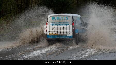 Brentwood Essex 20. Dez. 2019 UK Wetter: Örtlich begrenzte Überschwemmungen in Brentwood Essex UK verursacht Verkehrsprobleme Credit Ian DavidsonAlamy leben Nachrichten Stockfoto