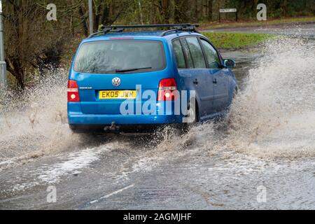 Brentwood Essex 20. Dez. 2019 UK Wetter: Örtlich begrenzte Überschwemmungen in Brentwood Essex UK verursacht Verkehrsprobleme Credit Ian DavidsonAlamy leben Nachrichten Stockfoto