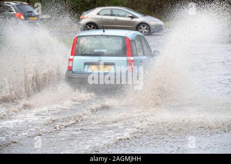 Brentwood Essex 20. Dez. 2019 UK Wetter: Örtlich begrenzte Überschwemmungen in Brentwood Essex UK verursacht Verkehrsprobleme Credit Ian DavidsonAlamy leben Nachrichten Stockfoto