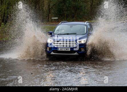 Brentwood Essex 20. Dez. 2019 UK Wetter: Örtlich begrenzte Überschwemmungen in Brentwood Essex UK verursacht Verkehrsprobleme Credit Ian DavidsonAlamy leben Nachrichten Stockfoto