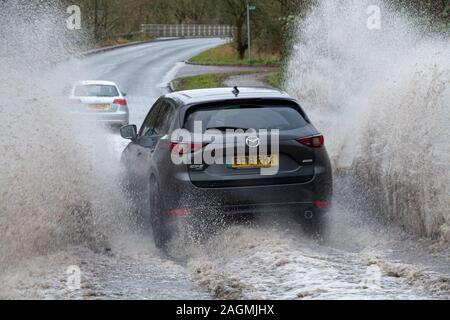 Brentwood Essex 20. Dez. 2019 UK Wetter: Örtlich begrenzte Überschwemmungen in Brentwood Essex UK verursacht Verkehrsprobleme Credit Ian DavidsonAlamy leben Nachrichten Stockfoto