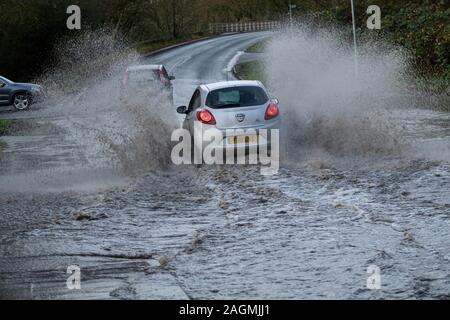 Brentwood Essex 20. Dez. 2019 UK Wetter: Örtlich begrenzte Überschwemmungen in Brentwood Essex UK verursacht Verkehrsprobleme Credit Ian DavidsonAlamy leben Nachrichten Stockfoto