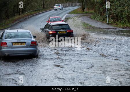 Brentwood Essex 20. Dez. 2019 UK Wetter: Örtlich begrenzte Überschwemmungen in Brentwood Essex UK verursacht Verkehrsprobleme Credit Ian DavidsonAlamy leben Nachrichten Stockfoto