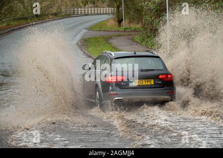 Brentwood Essex 20. Dez. 2019 UK Wetter: Örtlich begrenzte Überschwemmungen in Brentwood Essex UK verursacht Verkehrsprobleme Credit Ian DavidsonAlamy leben Nachrichten Stockfoto