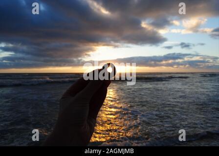 Sonnenuntergang über einen Stein Stockfoto