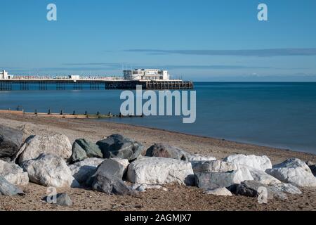 Pier, Worthing, West Sussex Blick auf den Pier mit einem seidigen ruhige See auf einem warmen und klaren Tag im Herbst. Stockfoto