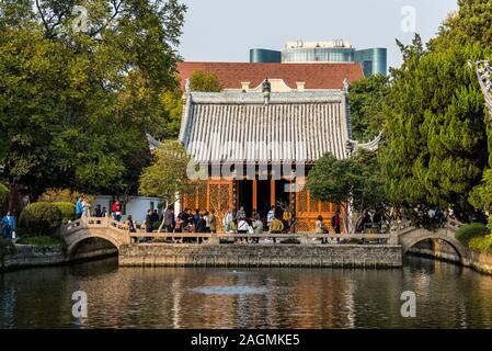 Die Traditionellen Chinesischen Pavillon und See innerhalb der Präsidentenpalast in Nanjing, Jiangsu, China, das Amt des Präsidenten der Republik untergebracht Stockfoto