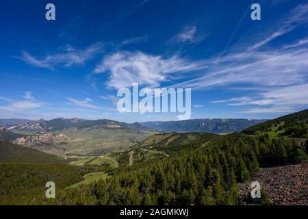 Straße schlängelt sich unter Toten indischen Pass im Sommer Stockfoto