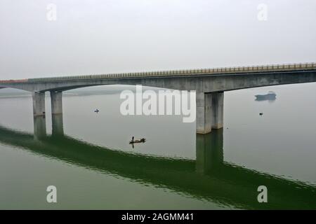 Jingmen. 20 Dez, 2019. Luftbild am Dez. 20, 2019 zeigt die Brücke des Flusses Hanjiang Zaoyang-Qianjiang Expressway in der zentralen Provinz Hubei China übernommen. Der Bau der 244 km langen Zaoyang-Qianjiang Expressway ist bald abgeschlossen, mit seiner Geschwindigkeit ausgelegt auf 100 Kilometer pro Stunde. Die Schnellstraße wird verkürzt sich die Reisezeit zwischen nördlichen und südlichen Hubei Hubei. Credit: Jin Liangkuai/Xinhua/Alamy leben Nachrichten Stockfoto