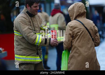 Ashford, Kent, Großbritannien. 20 Dez 2019. UK Wetter: Feuerwehrleute der Kent Feuerwehr sammeln für wohltätige Zwecke zur Weihnachtszeit. Ashford Town High Street. Foto-Kredit: Paul Lawrenson/Alamy Live Nachrichten Stockfoto