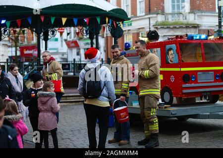 Ashford, Kent, Großbritannien. 20 Dez 2019. UK Wetter: Feuerwehrleute der Kent Feuerwehr sammeln für wohltätige Zwecke zur Weihnachtszeit. Ashford Town High Street. Foto-Kredit: Paul Lawrenson/Alamy Live Nachrichten Stockfoto