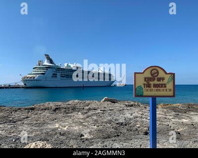 COCOCAY, BAHAMAS - 9. APR 2019: Zauber der Meere Royal Caribbean Cruise angedockt. Perfekter Tag an CocoCay Stockfoto