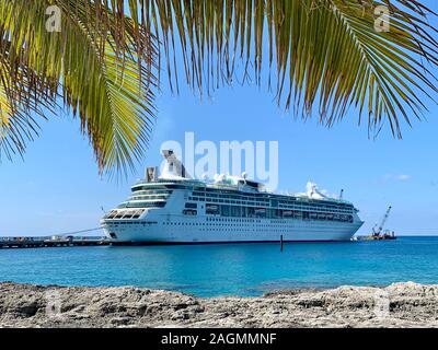 COCOCAY, BAHAMAS - 9. APR 2019: Zauber der Meere Royal Caribbean Cruise angedockt. Perfekter Tag an CocoCay Stockfoto